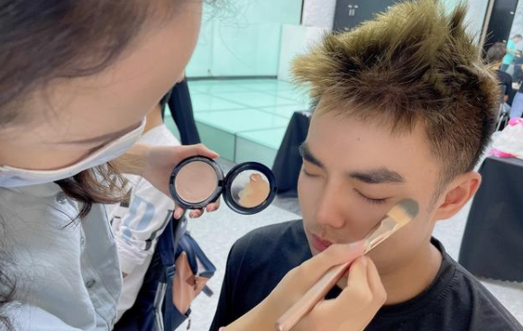 化妆学校学费多少钱？学化妆学费贵不贵？